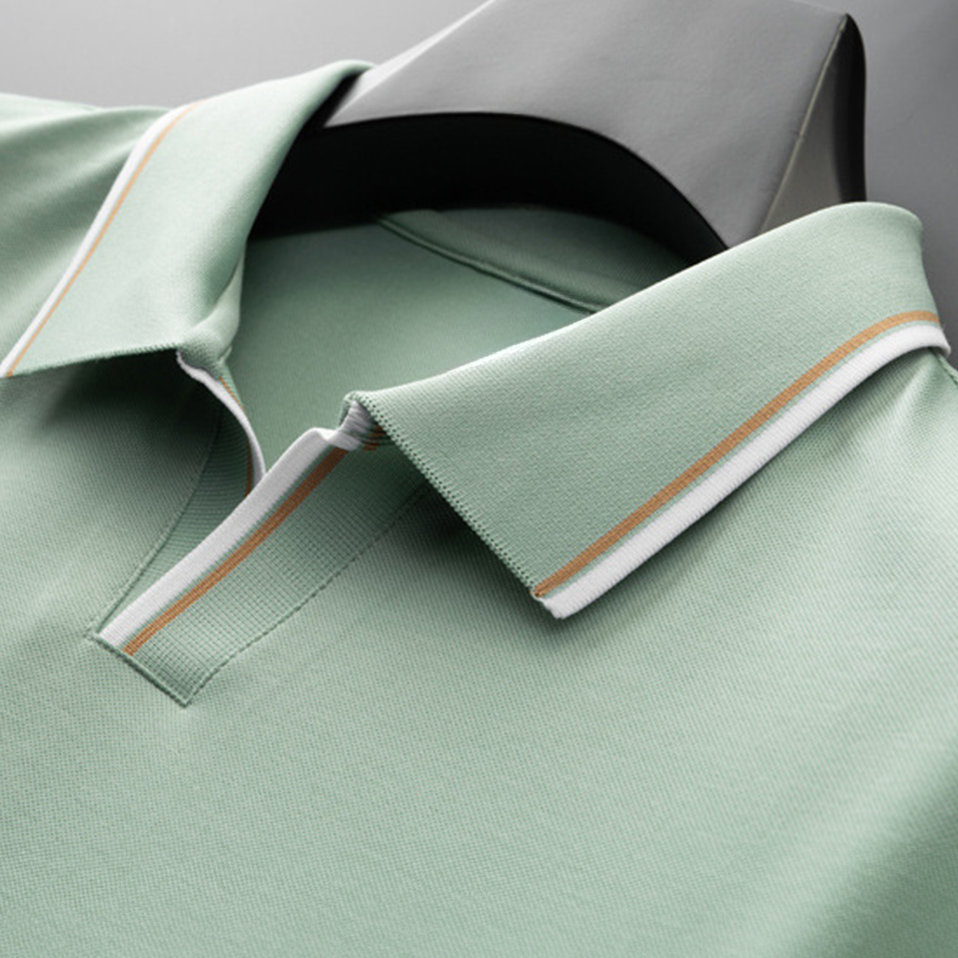 Elegant heren zijden poloshirt, zijaanzicht; luxueuze textuur, modieuze polokraag, ideale pasvorm.