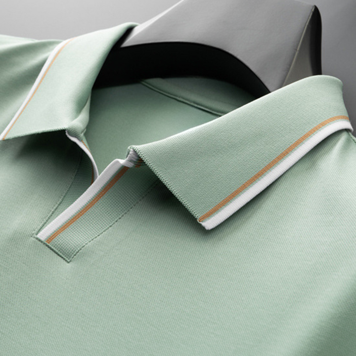 Elegant heren zijden poloshirt, zijaanzicht; luxueuze textuur, modieuze polokraag, ideale pasvorm.