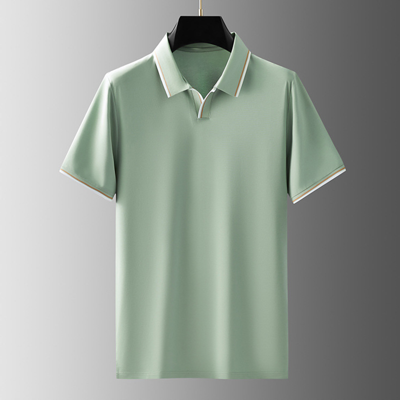 Elegant heren zijden poloshirt, zijaanzicht; luxueuze textuur, modieuze polokraag, ideale pasvorm.