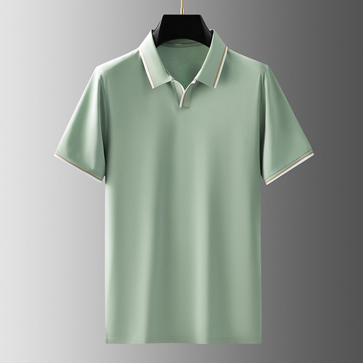 Elegant heren zijden poloshirt, zijaanzicht; luxueuze textuur, modieuze polokraag, ideale pasvorm.