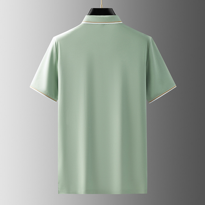 Elegant heren zijden poloshirt, zijaanzicht; luxueuze textuur, modieuze polokraag, ideale pasvorm.