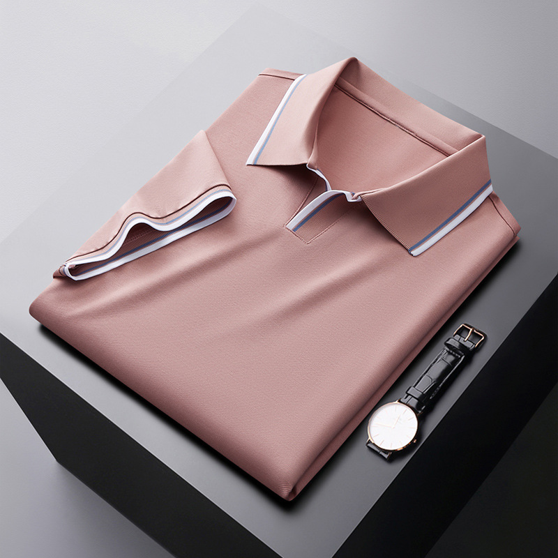 Elegant heren zijden poloshirt, zijaanzicht; luxueuze textuur, modieuze polokraag, ideale pasvorm.