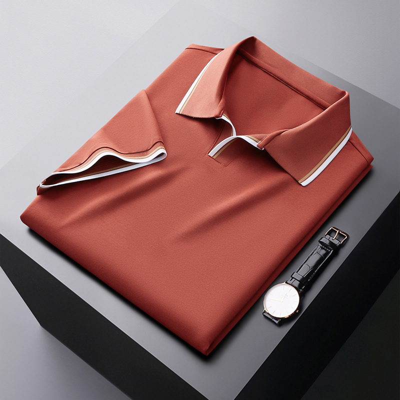 Elegant heren zijden poloshirt, zijaanzicht; luxueuze textuur, modieuze polokraag, ideale pasvorm.
