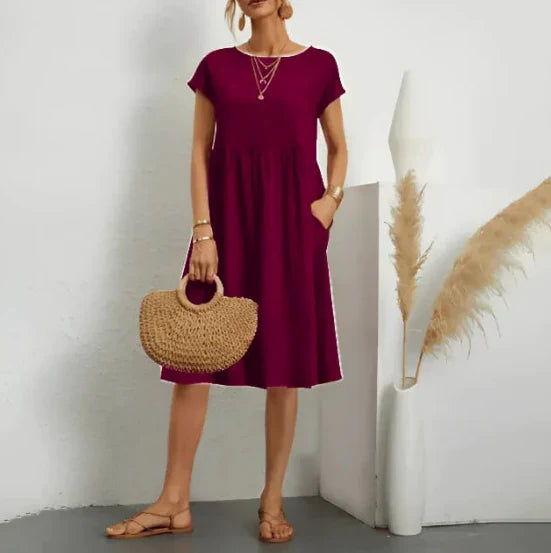 Elegante kortmouwige zomerjurk voor dames in midi-lengte, accentueert het figuur, ideaal voor formele en casual gelegenheden.