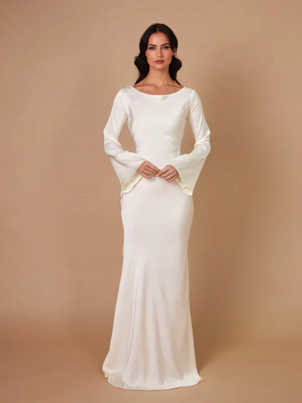 Elegant Beige Maxi Jurk met Lange Mouwen van vloeiend Satijn en Klokmouwen, ideaal voor feestelijke gelegenheden.