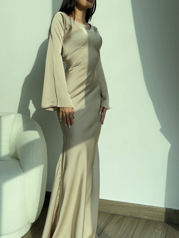 Elegant Beige Maxi Jurk met Lange Mouwen van vloeiend Satijn en Klokmouwen, ideaal voor feestelijke gelegenheden.