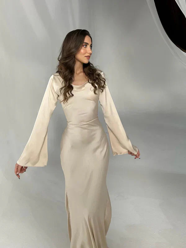 Elegant Beige Maxi Jurk met Lange Mouwen van vloeiend Satijn en Klokmouwen, ideaal voor feestelijke gelegenheden.