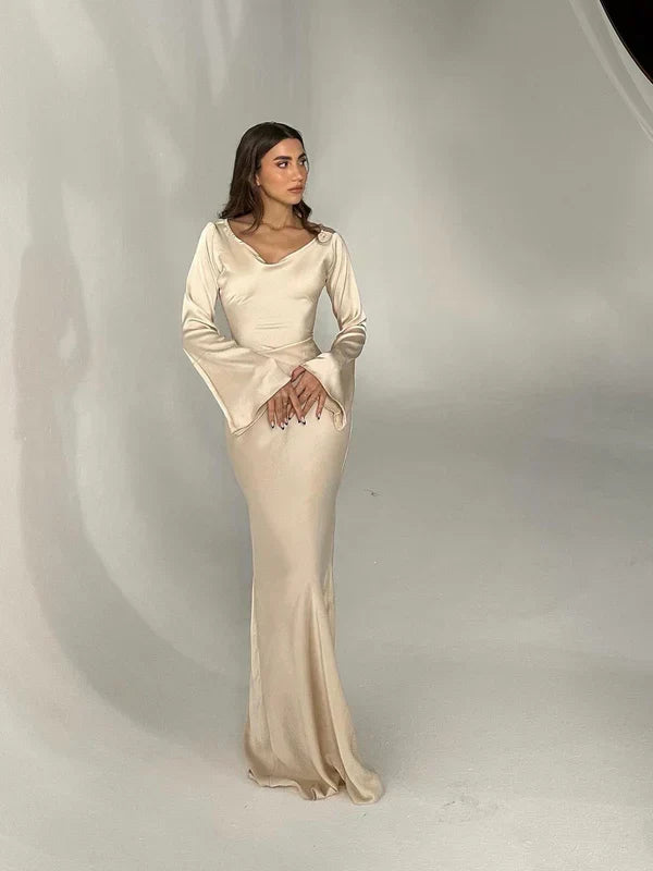 Elegant Beige Maxi Jurk met Lange Mouwen van vloeiend Satijn en Klokmouwen, ideaal voor feestelijke gelegenheden.