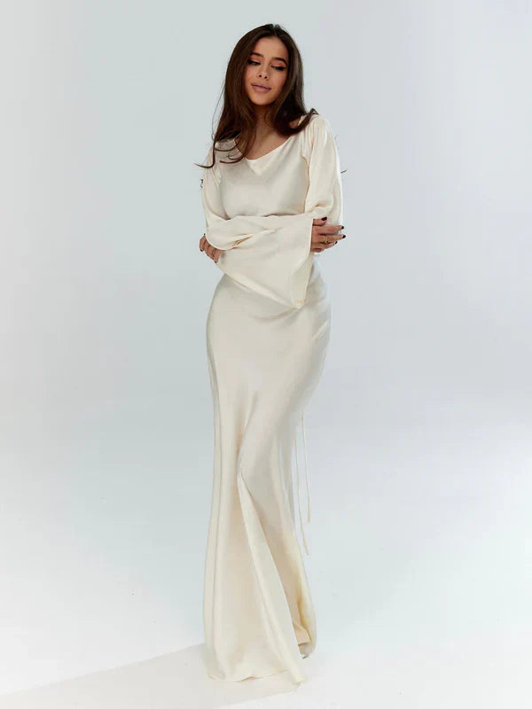 Elegant Beige Maxi Jurk met Lange Mouwen van vloeiend Satijn en Klokmouwen, ideaal voor feestelijke gelegenheden.
