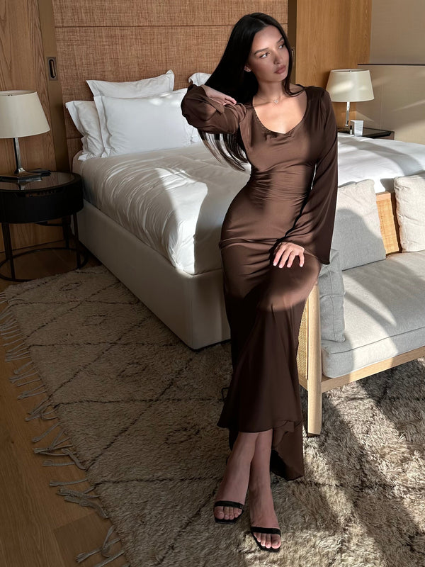 Elegant Beige Maxi Jurk met Lange Mouwen van vloeiend Satijn en Klokmouwen, ideaal voor feestelijke gelegenheden.