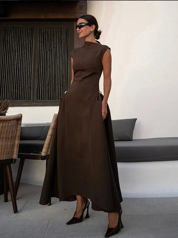Elegant langarmig maxi jurk met hoge halslijn en vloeiende zoom, ideaal voor feestelijke gelegenheden en avondfeesten.