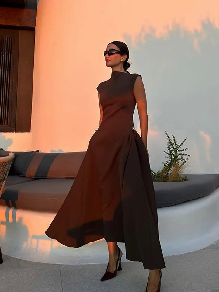 Elegant langarmig maxi jurk met hoge halslijn en vloeiende zoom, ideaal voor feestelijke gelegenheden en avondfeesten.