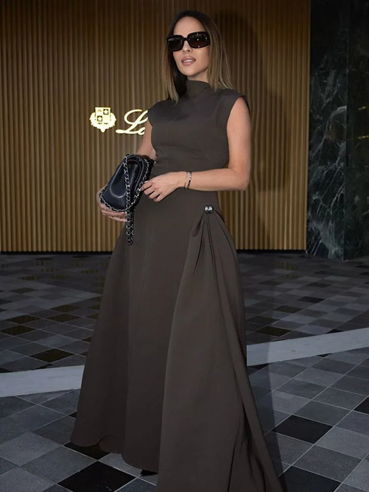 Elegant langarmig maxi jurk met hoge halslijn en vloeiende zoom, ideaal voor feestelijke gelegenheden en avondfeesten.