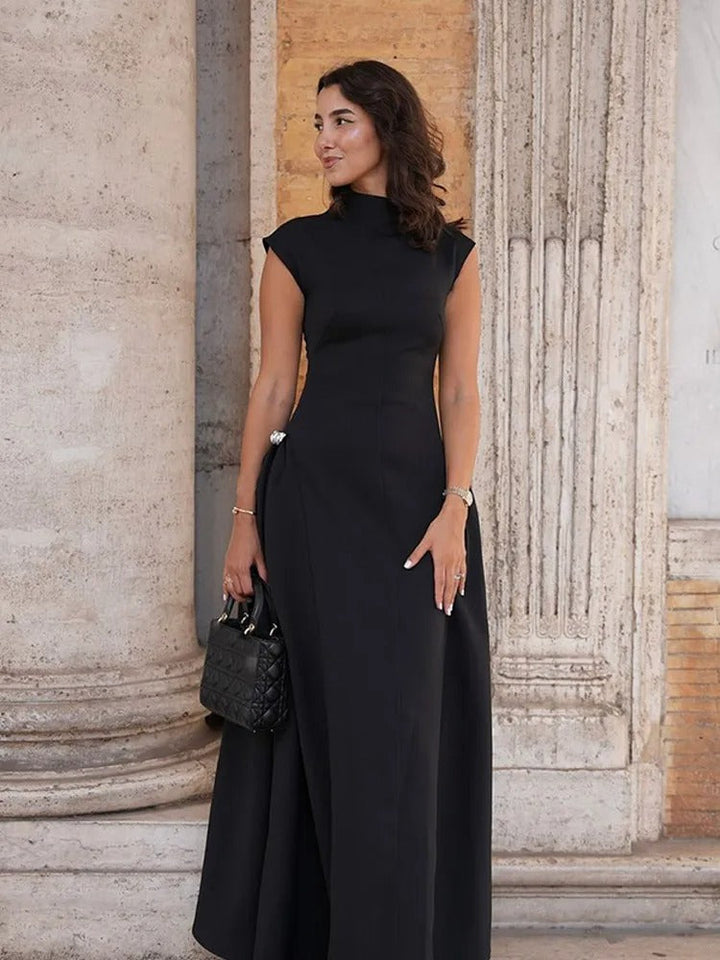 Elegant langarmig maxi jurk met hoge halslijn en vloeiende zoom, ideaal voor feestelijke gelegenheden en avondfeesten.