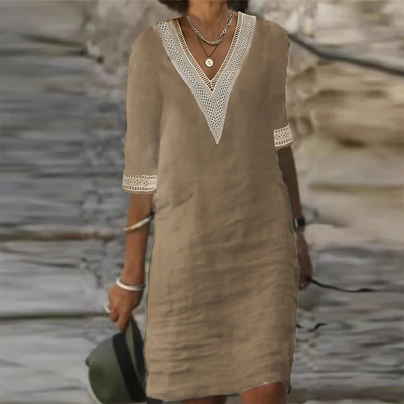 Zijaanzicht van de elegante witte linnen zomerjurk voor dames.