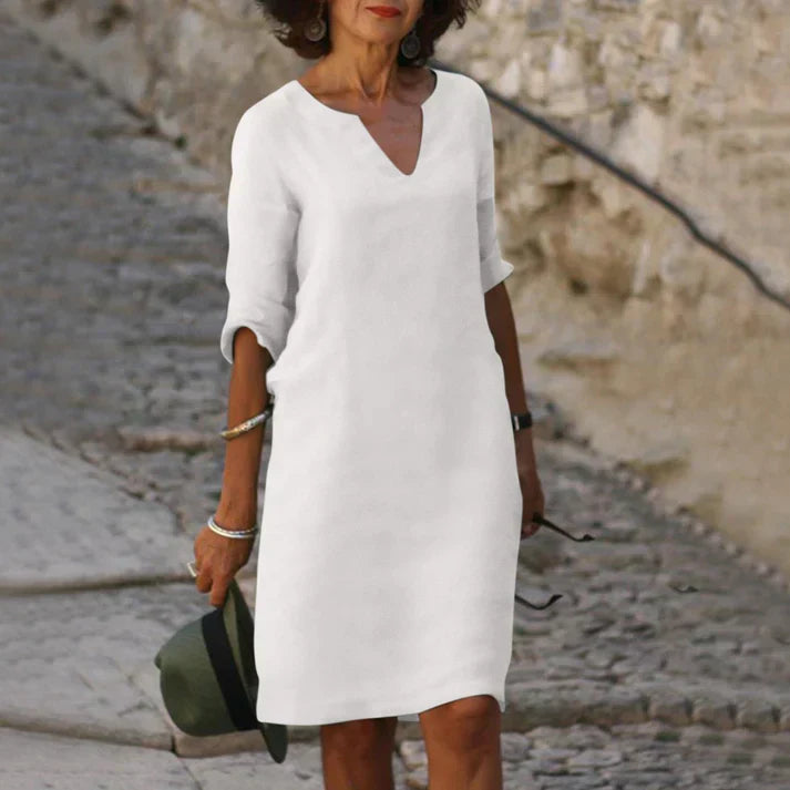 Zomerjurk voor dames met V-hals, midi-lengte in lichtblauw, een kalme en elegante stijl.