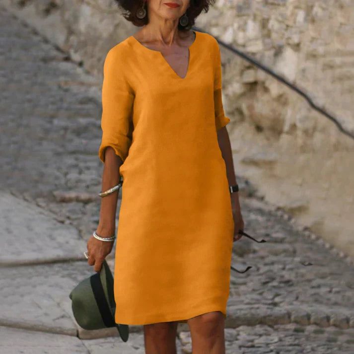 Zomerjurk voor dames met V-hals, midi-lengte in rood, een levendige kleur voor een zomerse uitstraling.