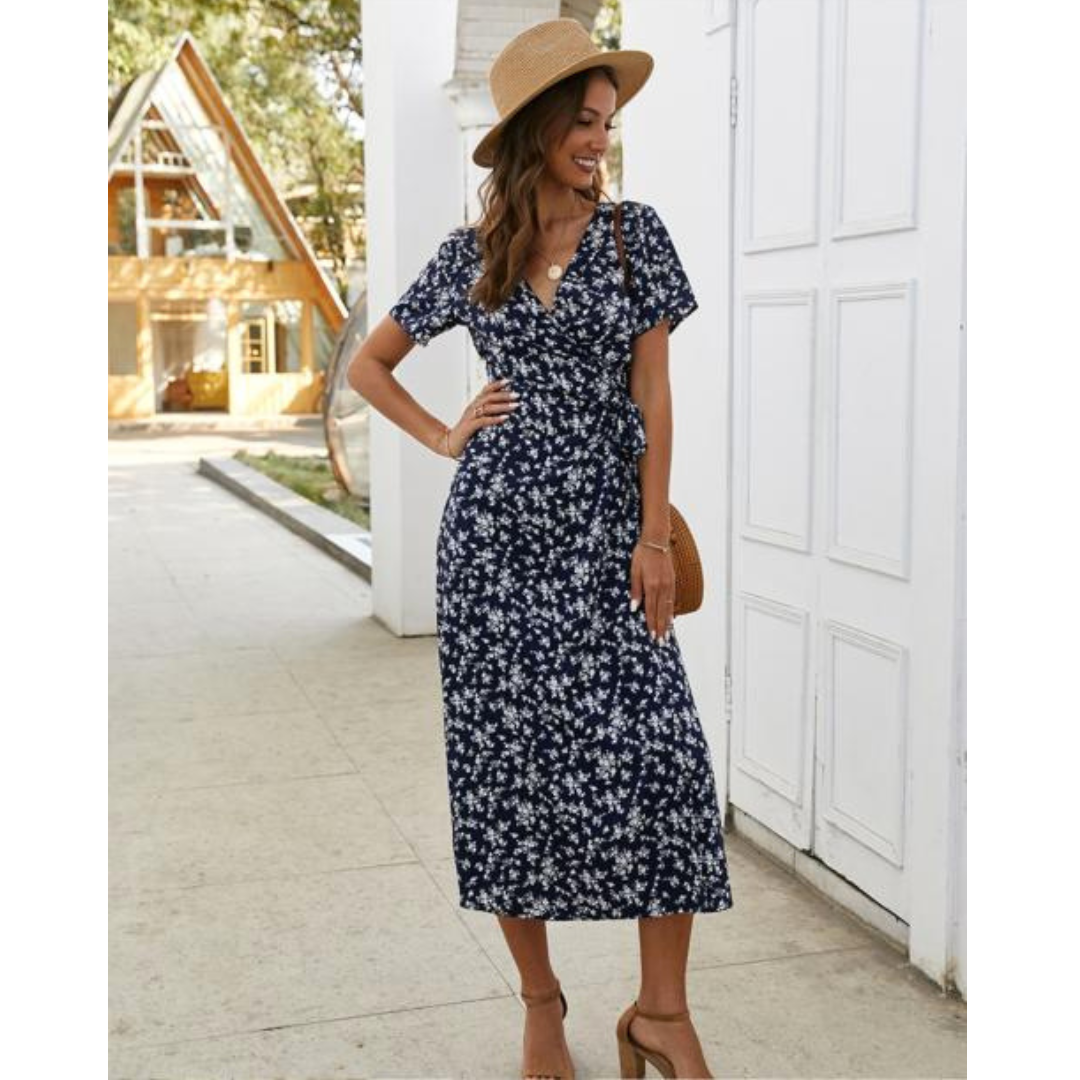 Dames elegante, luchtige zomerjurk in navy, perfect voor warme dagen en veelzijdig te combineren met eenvoudige accessoires.