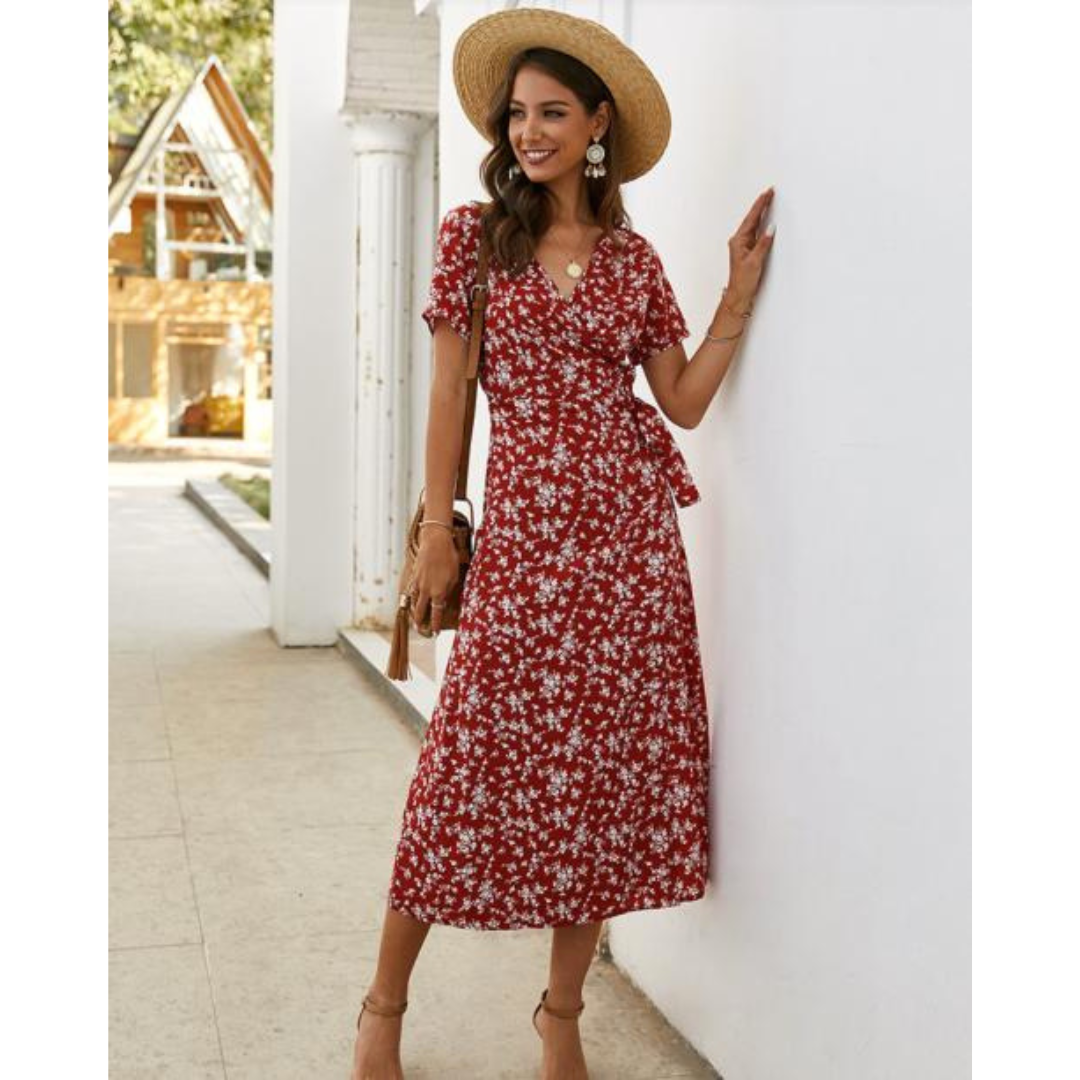 Dames elegante, luchtige zomerjurk in navy, perfect voor warme dagen en veelzijdig te combineren met eenvoudige accessoires.
