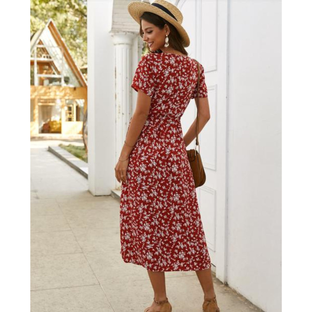 Dames elegante, luchtige zomerjurk in navy, perfect voor warme dagen en veelzijdig te combineren met eenvoudige accessoires.