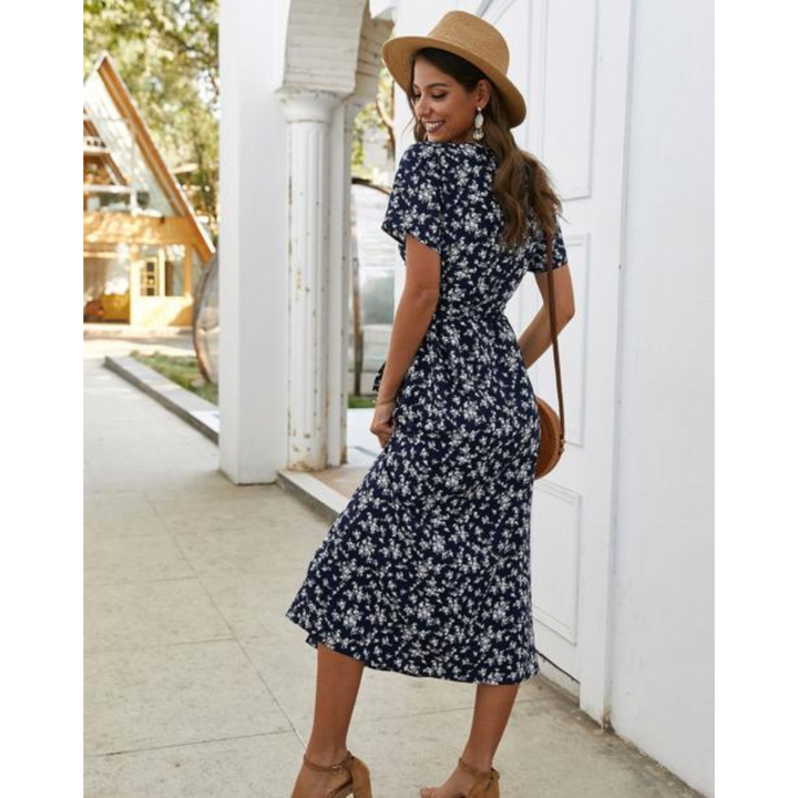 Dames elegante, luchtige zomerjurk in navy, perfect voor warme dagen en veelzijdig te combineren met eenvoudige accessoires.