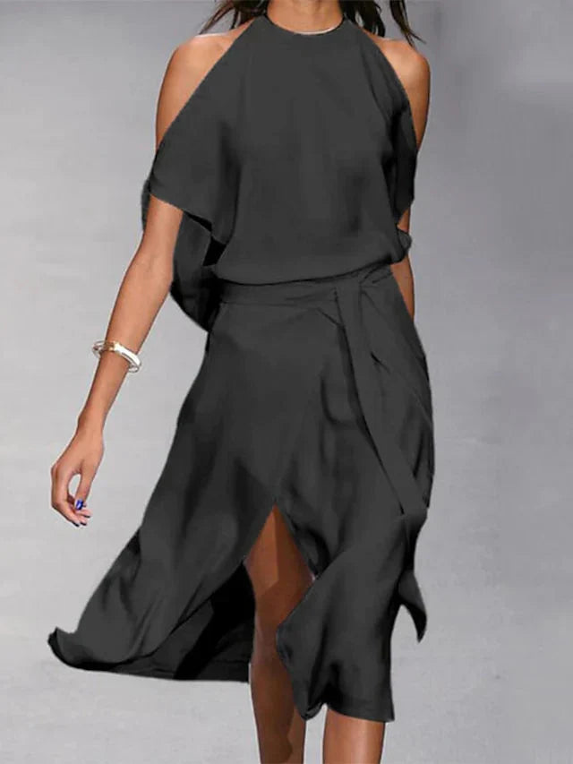Elegant Madonna halter midi jurk, blote schouders, vloeiende pasvorm, asymmetrische zoom, perfect voor speciale gelegenheden.