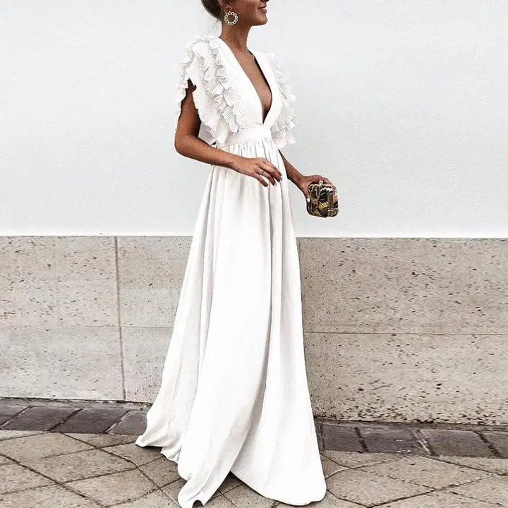 Elegant maxi-jurk in een vloeiend silhouet met delicate rokende mouwen, ideaal voor bruiloftsgasten.