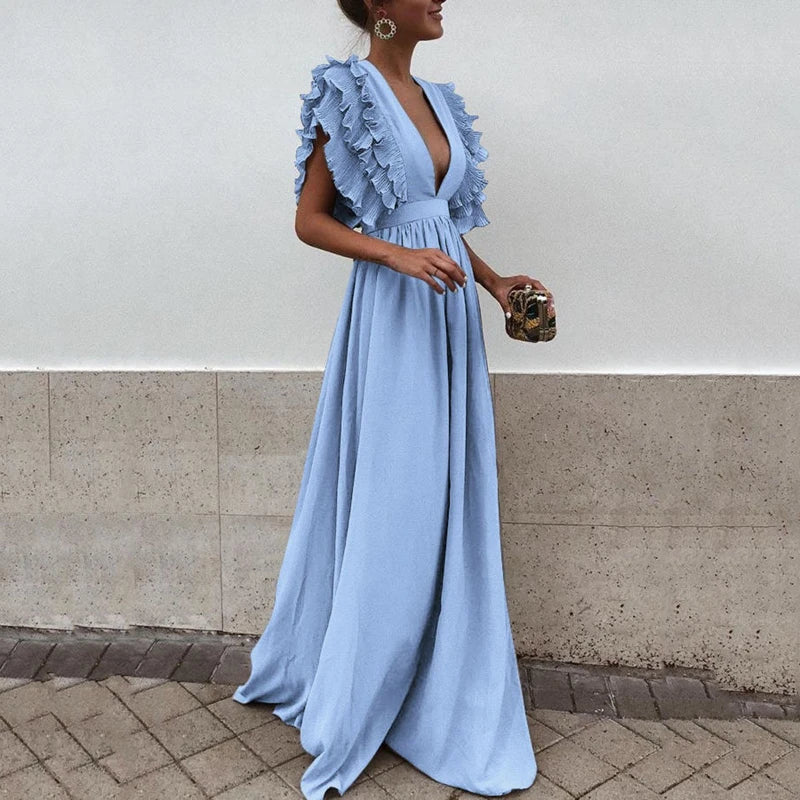 Elegant maxi-jurk in een vloeiend silhouet met delicate rokende mouwen, ideaal voor bruiloftsgasten.