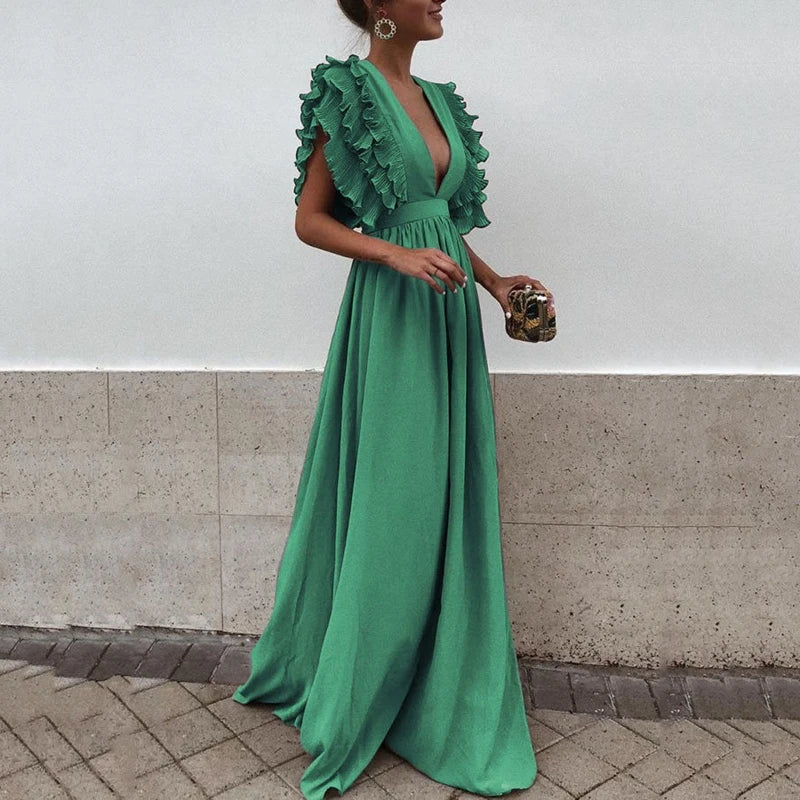 Elegant maxi-jurk in een vloeiend silhouet met delicate rokende mouwen, ideaal voor bruiloftsgasten.