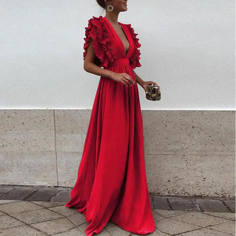 Elegant maxi-jurk in een vloeiend silhouet met delicate rokende mouwen, ideaal voor bruiloftsgasten.
