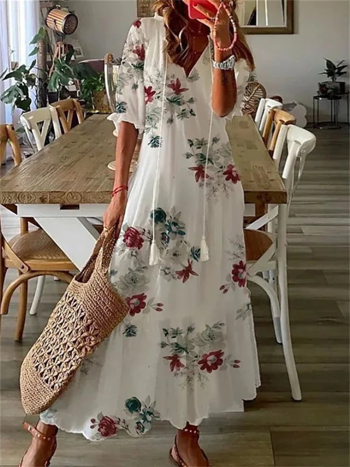 Elegante dames maxi zomerjurk met vloeiend silhouet en delicate kleuren, perfect voor stranddagen en avondevenementen.