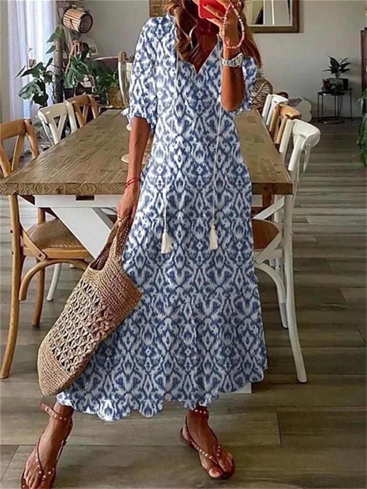 Elegante dames maxi zomerjurk met vloeiend silhouet en delicate kleuren, perfect voor stranddagen en avondevenementen.
