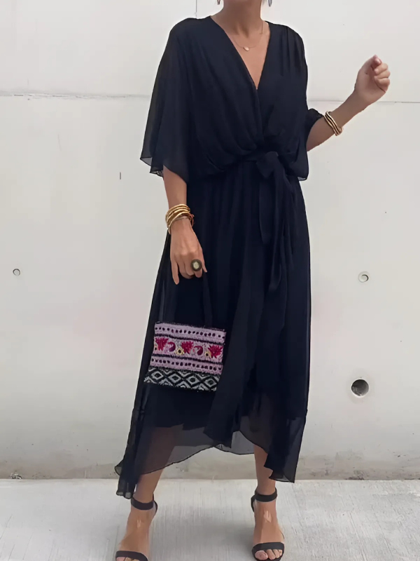 Vooraanzicht van de elegante katoenen wikkel midijurk Seraphina, perfect voor feestelijke gelegenheden, combineert moderniteit en comfort.