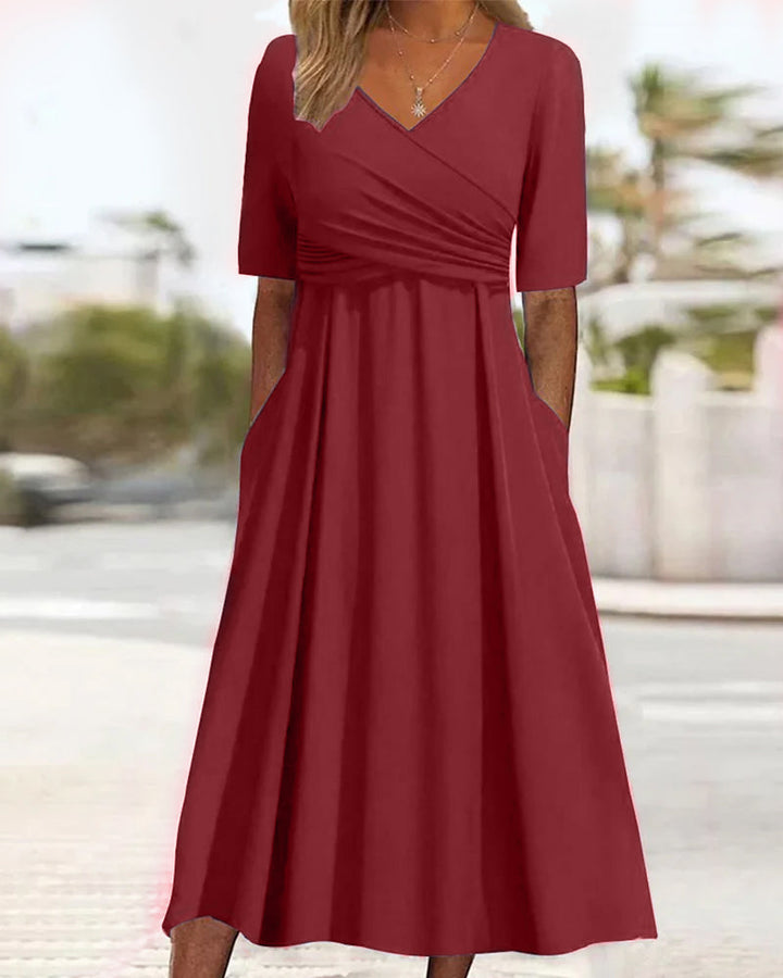 Een elegante outfit van voor naar achter, met vloeiende mouwen en een zachte neklijn.