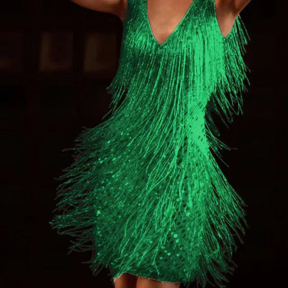 Elegante mini partyjurk voor dames met sprankelende pailletten en franjes, nauwsluitende pasvorm, perfect voor glamoureuze gelegenheden.