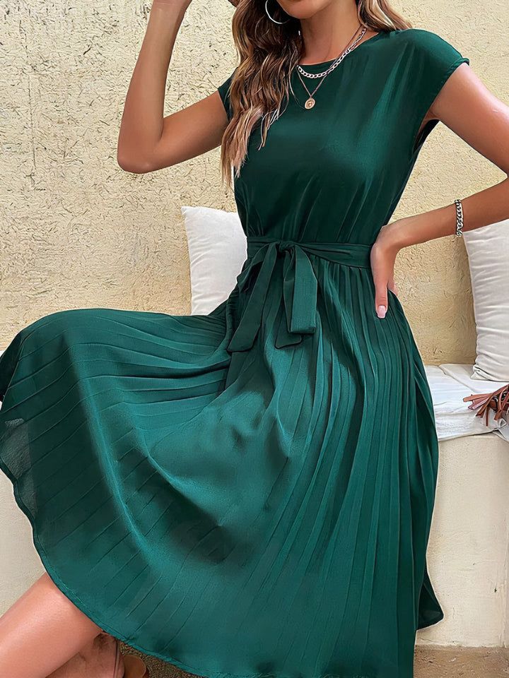 Elegante geplooide zomer mini-jurk, luchtig en licht, ideaal voor warme dagen en veelzijdige gelegenheden.