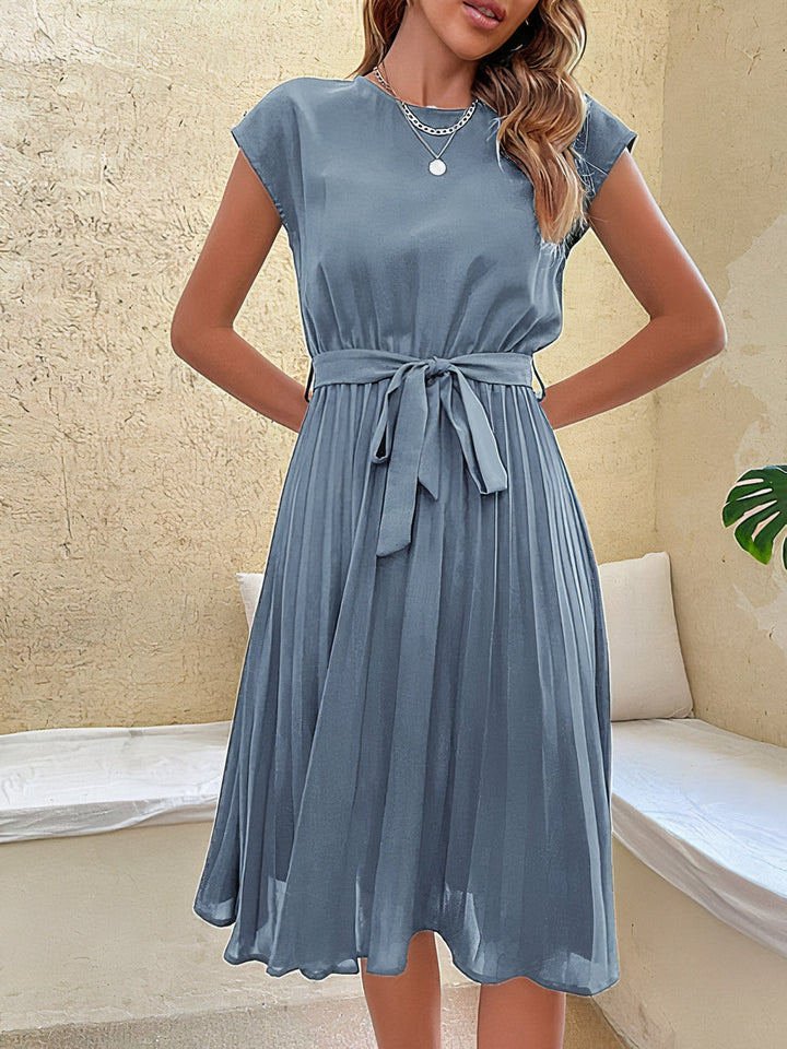 Elegante geplooide zomer mini-jurk, luchtig en licht, ideaal voor warme dagen en veelzijdige gelegenheden.