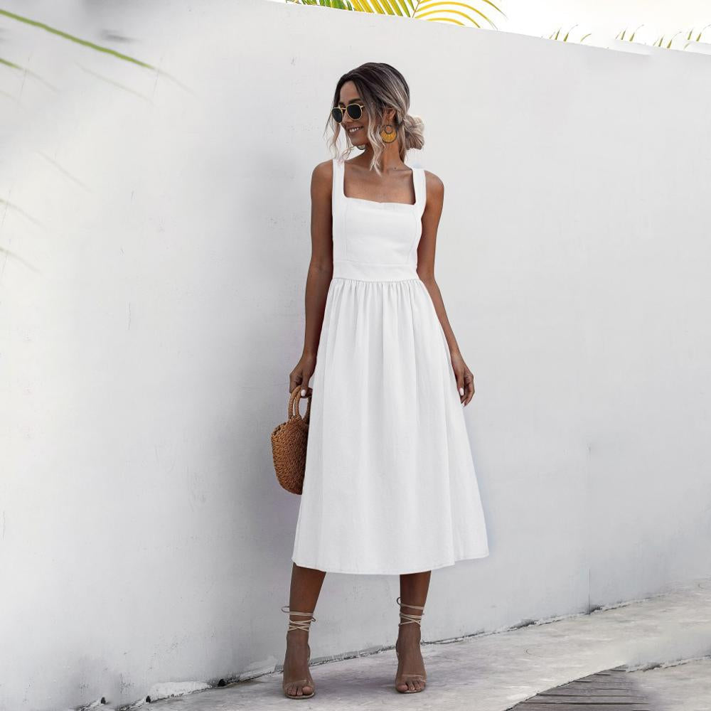 Elegant rood dames zomerjurk met losse pasvorm, luchtige stof en tijdloos design, ideaal voor warme dagen.