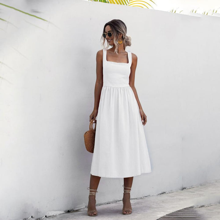 Elegant rood dames zomerjurk met losse pasvorm, luchtige stof en tijdloos design, ideaal voor warme dagen.