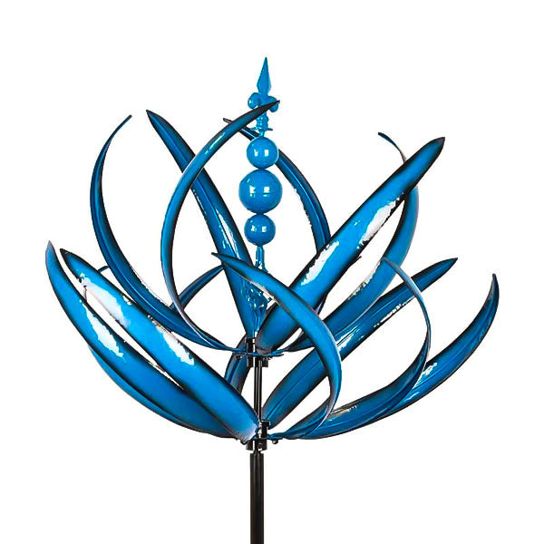 Blauwe metalen windspinner met antieke uitstraling