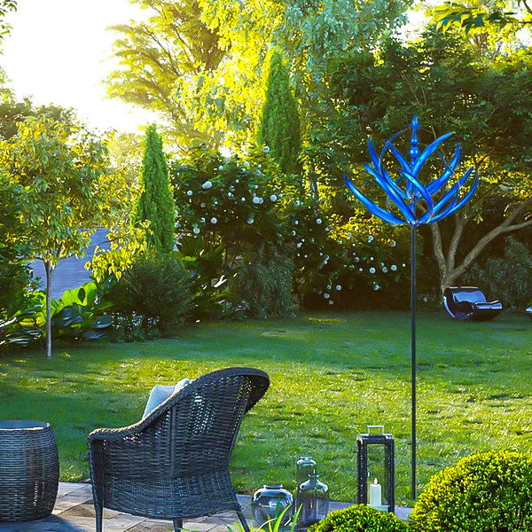 De metalen windspinner wordt gemonteerd in een tuin