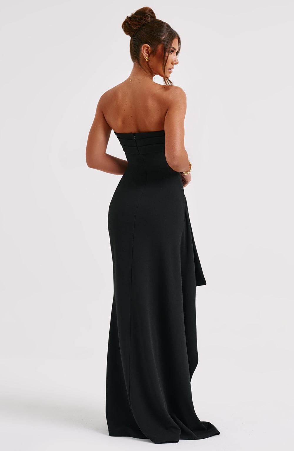 Elegante zwarte maxi jurk voor dames, tijdloos design, figuur benadrukkend silhouet, ideaal voor formele gelegenheden