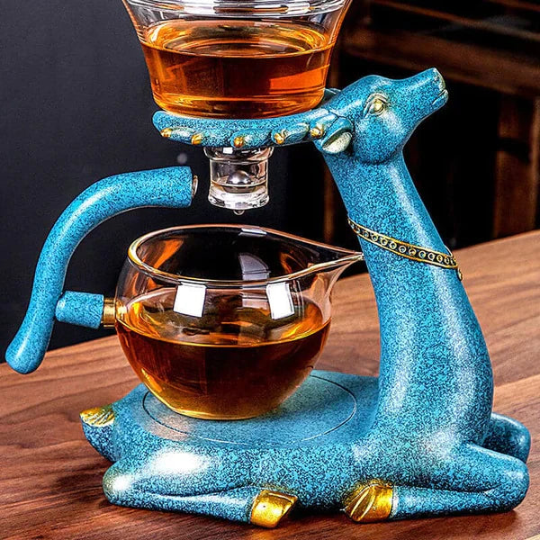 Elegante theeset met magnetisch systeem, glazen theepot, filter, kopjes; stijlvol design, ideaal voor theeliefhebbers.