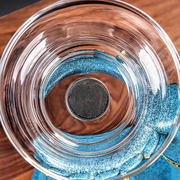 Elegante theeset met magnetisch systeem, glazen theepot, filter, kopjes; stijlvol design, ideaal voor theeliefhebbers.