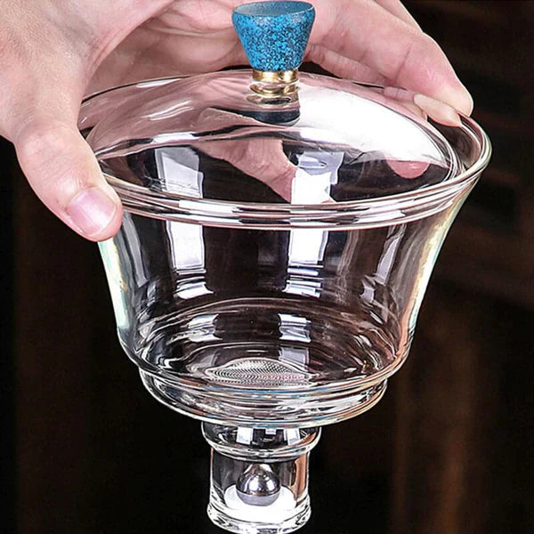 Elegante theeset met magnetisch systeem, glazen theepot, filter, kopjes; stijlvol design, ideaal voor theeliefhebbers.