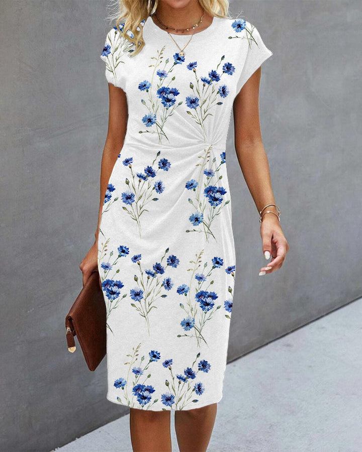 Zijzicht van de elegante witte dames maxi-jurk, met de vloeiende stof en de verfijnde snit die de figuur flatteert.