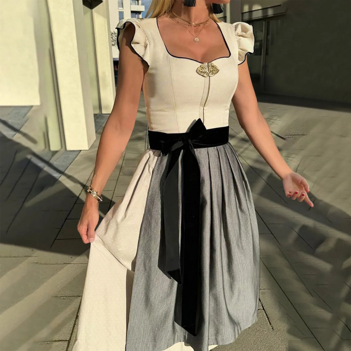 Elegant wit dames dirndl, ideaal voor het Oktoberfest, met een modern ontwerp en comfortabele pasvorm.