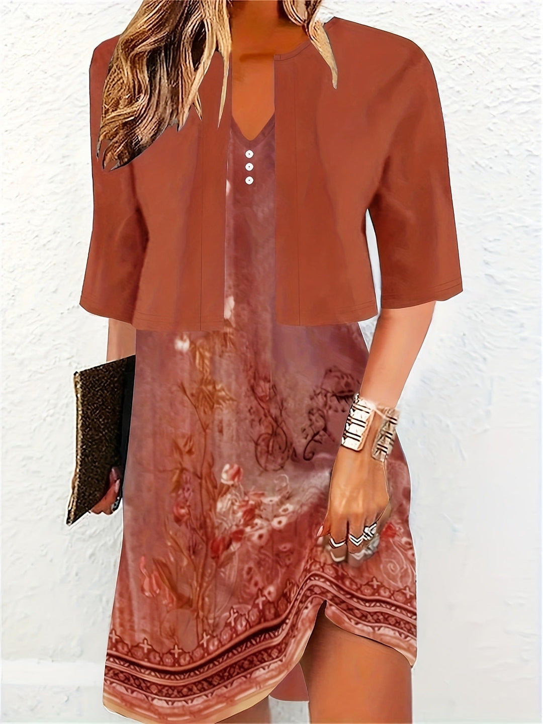 Model draagt de tweedelige bloemen midi-jurk met V-hals.