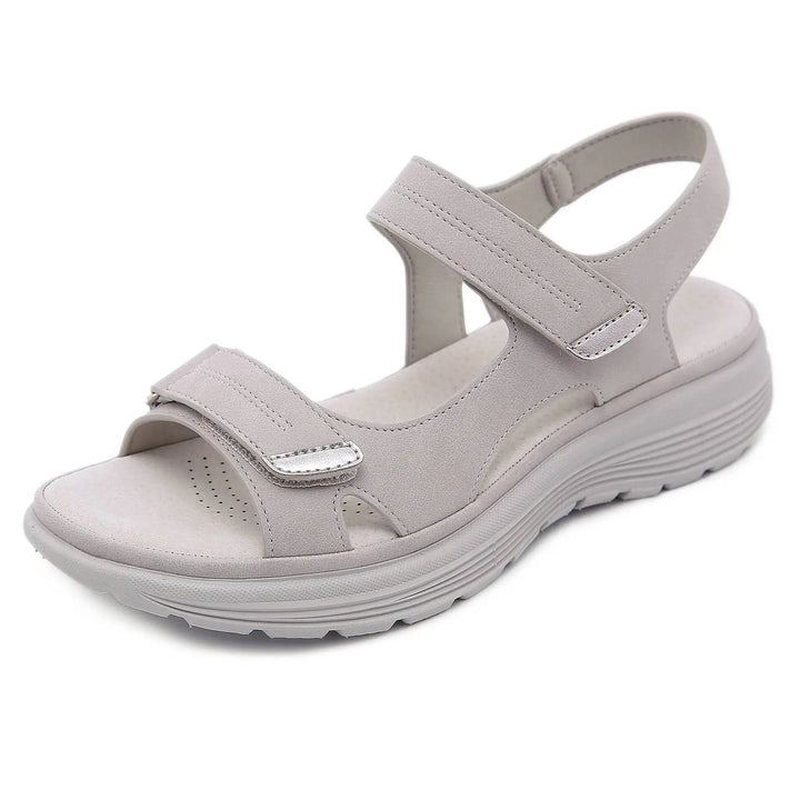 OrthoGrace ergonomische damessandalen in het beige, met comfortabele, flexibele riemen en een anatomisch voetbed.