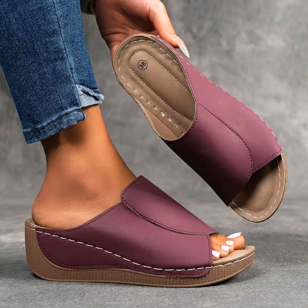 Ergonomische, antislip dames badslippers in het wit, ideaal voor comfort en stabiliteit.